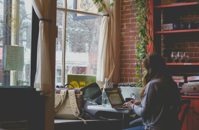 cafe-hybride-decouvrez-les-nouvelles-tendances-des-espaces-polyvalents